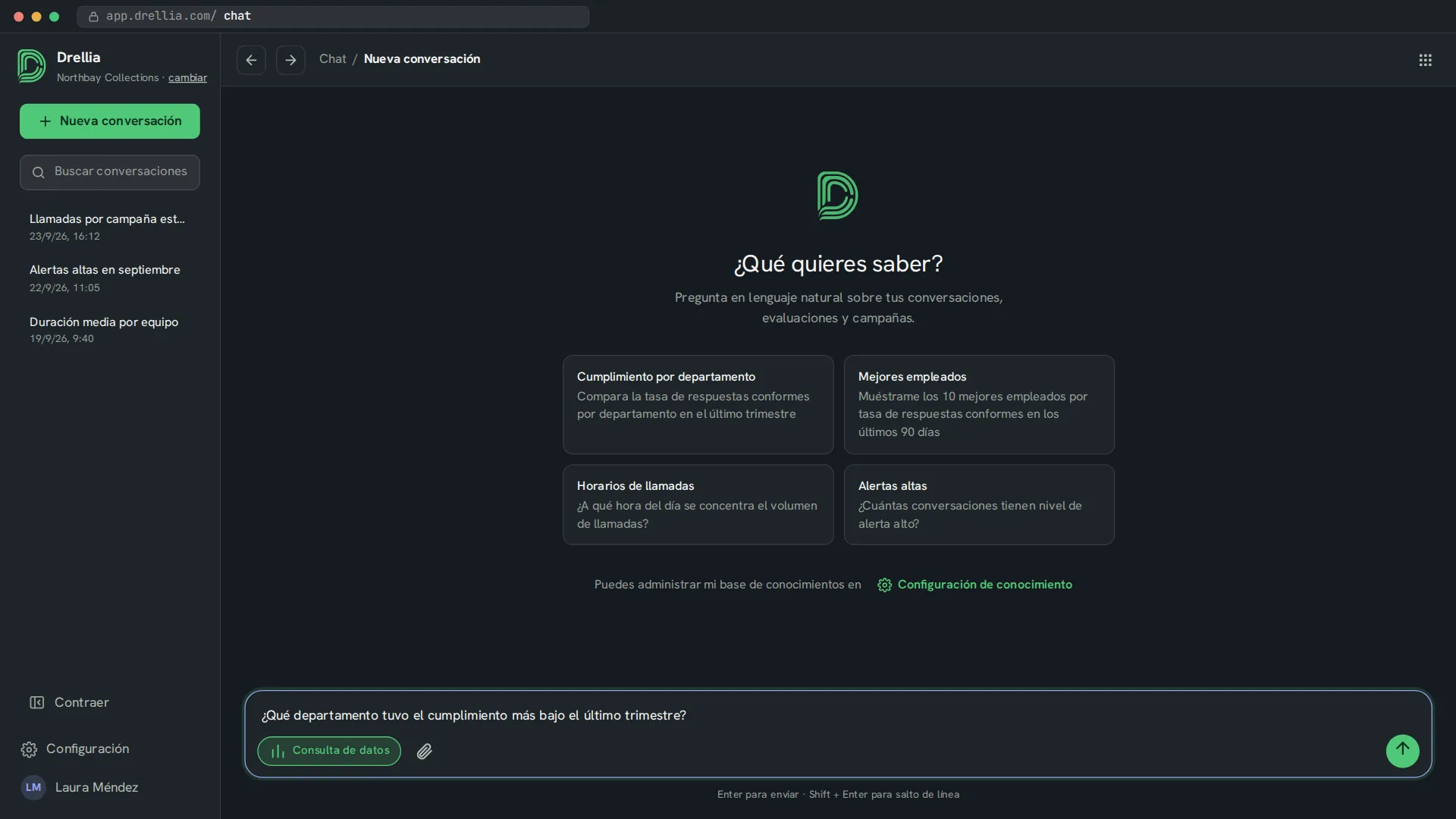 Pantalla de inicio de Drellia Chat con preguntas sugeridas y una pregunta sobre el cumplimiento por departamento escrita, con Consulta de datos activada